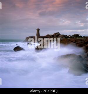 Leuchtturm über stürmischem Meer an der rosafarbenen Granitküste, Ploumanac`h, Bretagne, Frankreich Stockfoto